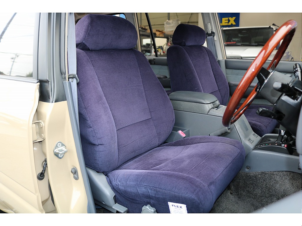 FLEXオリジナルコーデュロイシートカバーが目を惹きます♪お客様お好みのシートカバーの取り付けも可能です。お気軽にご相談ください◎