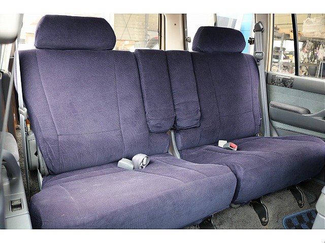 セカンドシートには、チャイルドシートの取り付けも可能です！小さいお子様がいるご家族でも、ファミリーカーとしてご利用出来ます♪