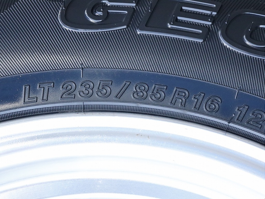 タイヤはYOKOHAMAジオランダーAT4（235/85/16）となります。