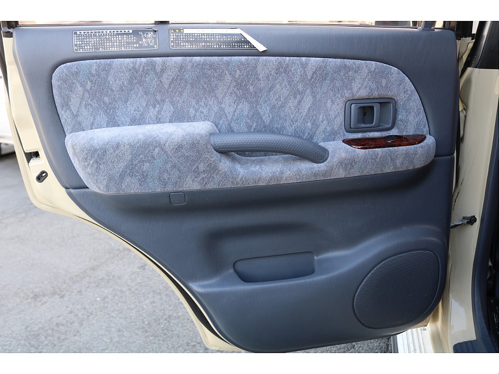 助手席側のセカンドシートの内張り