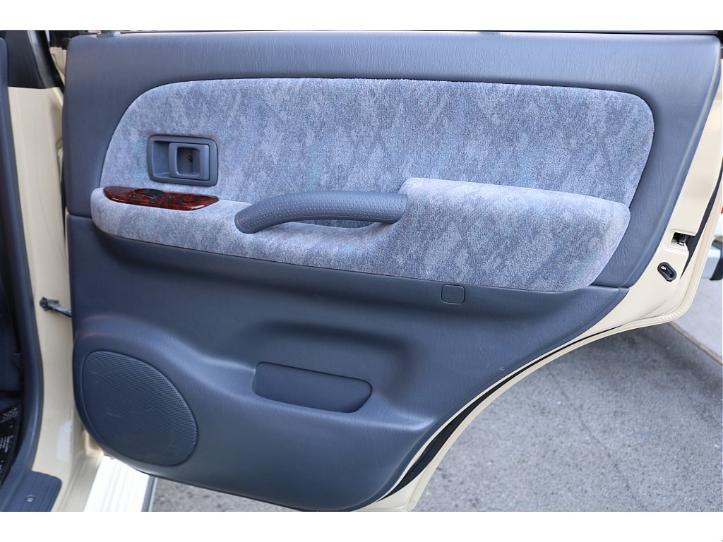 運転席側のセカンドシートの内張り