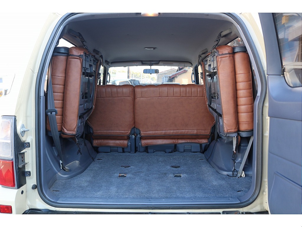 ラゲッジルームには、テントやゴルフバック、BBQ用のコンロなど、いっぱい詰める広さになっております！この空間に自分オリジナルの荷物の積み方で荷物を積むのも楽しいですよ♪