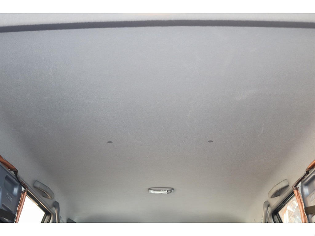 天張りになります！中古車ではたまにヤニ汚れで真っ黒なお車などもありますので中古車選びでは重要なチェックポイントです！