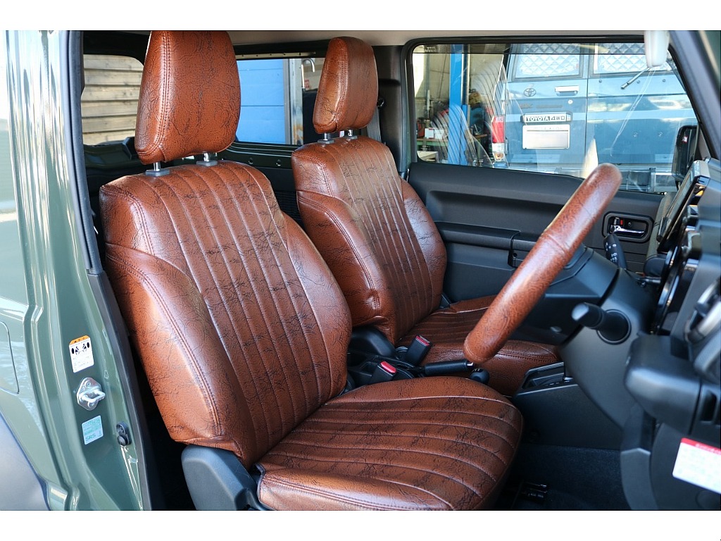 運転席はお車の中でも滞在時間が長くなる場所です。オーナー様のこだわりが詰まった特等席のサポートをさせて頂ければと思います。