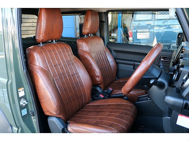 運転席はお車の中でも滞在時間が長くなる場所です。オーナー様のこだわりが詰まった特等席のサポートをさせて頂ければと思います。