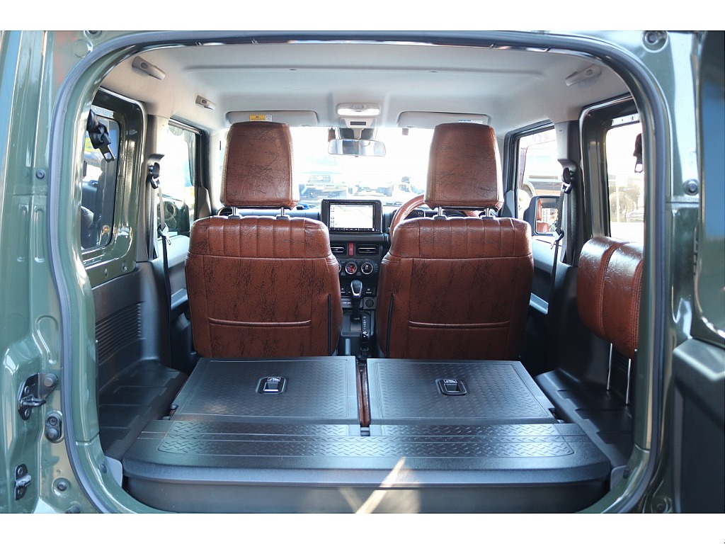 2列目は女性の方でも簡単にワンタッチでフラットにする事が可能です。オシャレなだけではな実用的なのは嬉しいポイントですね♪