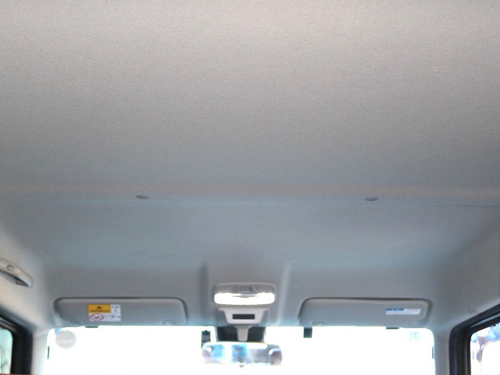 天張りになります！中古車ではたまにヤニ汚れで真っ黒なお車などもありますので中古車選びでは重要なチェックポイントです！