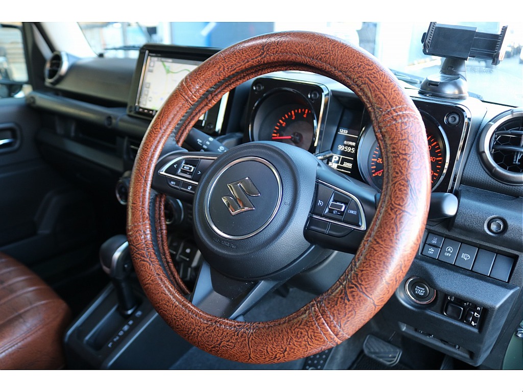 肉厚のハンドルカバーをインストール済！！ハンドルカバーは握った時の安定感が良いですね♪運転席は1番滞在時間が長い場所になりますので、ご要望がございましたら全力でサポートいたします。