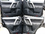 中古車選びで、意外と気になる内張り★線傷や黒ズミなどの目立つ汚れは全く見受けれません！また、ライトも付いていますので夜の乗り降りなども楽になります♪