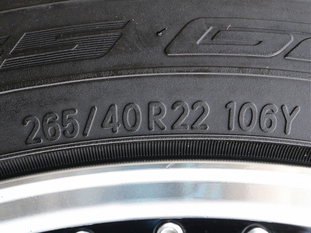 タイヤサイズ265/40R22になります！