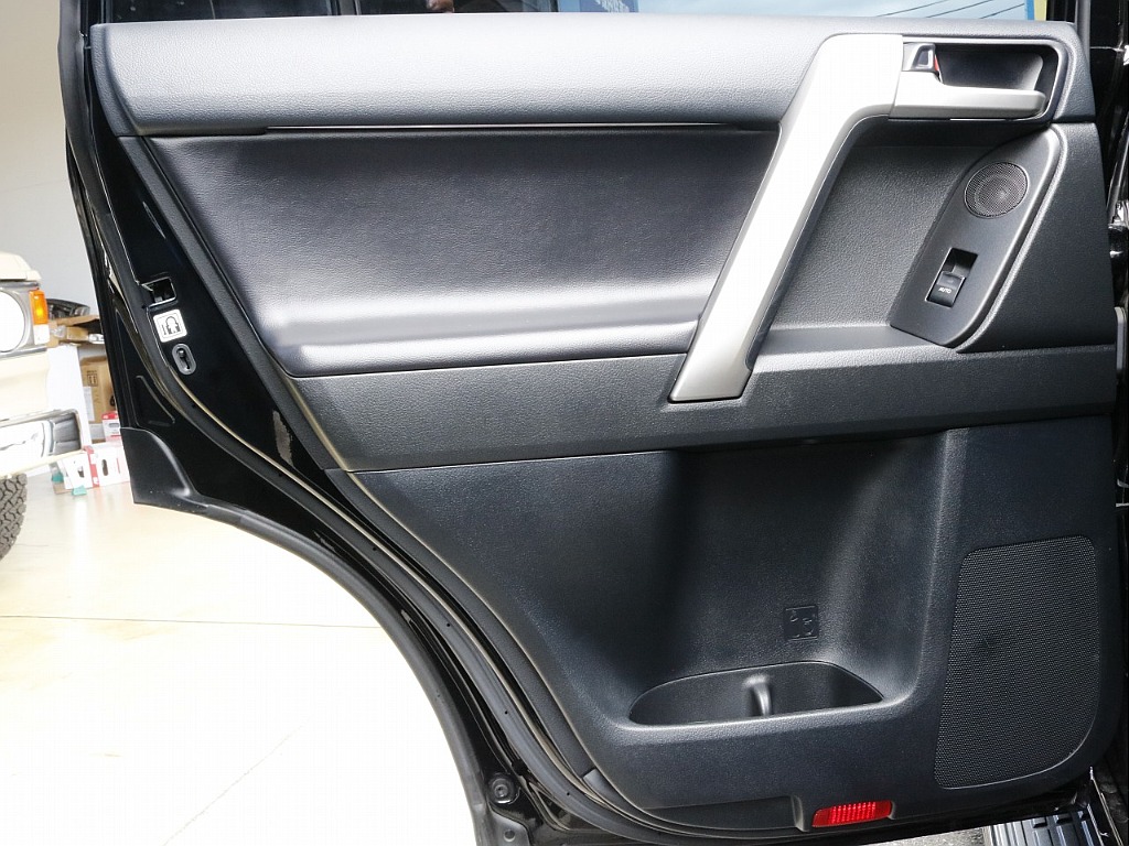 助手席側のセカンドシートの内張り