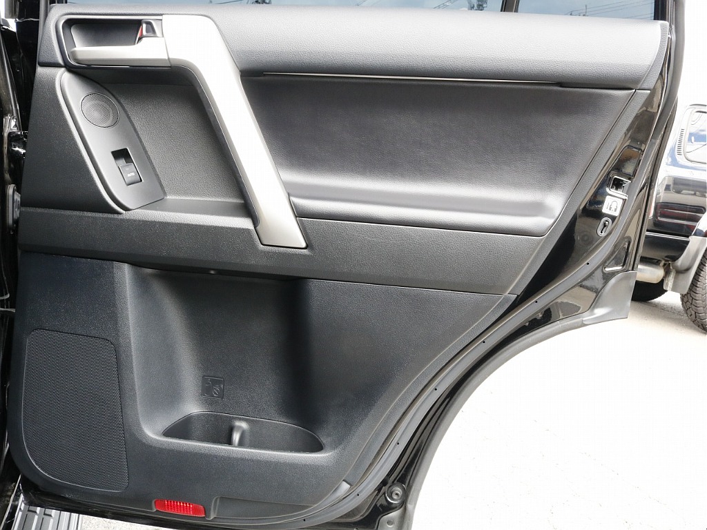 運転席側のセカンドシートの内張り