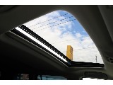 サンルーフからの太陽光により車内が明るくなることで解放感を感じることが出来ます！