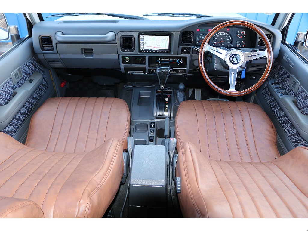 シンプルな作りでスッキリとした内装♪エアコンのレバースイッチなど、懐かしさを感じてください♪ダッシュボードの割れもなく状態も良好ですよ♪内装のパネルは生産されていないので車を選ぶ時のポイントですね♪