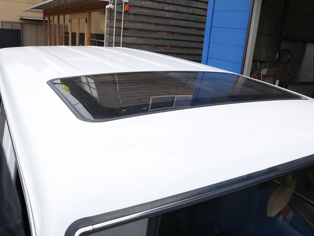 サンルーフからの太陽光により車内が明るくなることで解放感を感じることが出来ます！ルーフラックなどのカスタムも可能になりますのでお気軽にご相談ください！