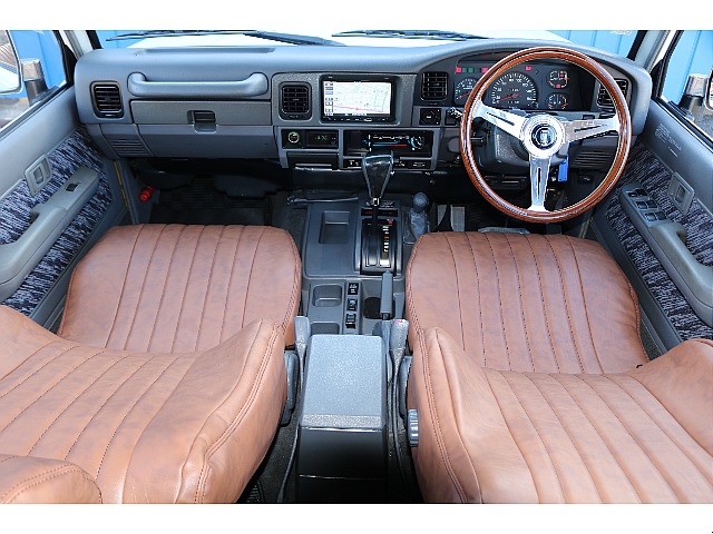 シンプルな作りでスッキリとした内装♪エアコンのレバースイッチなど、懐かしさを感じてください♪ダッシュボードの割れもなく状態も良好ですよ♪内装のパネルは生産されていないので車を選ぶ時のポイントですね♪