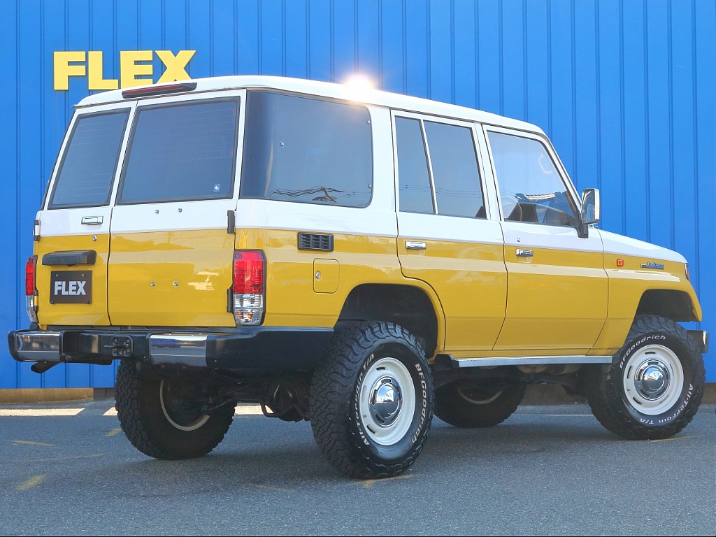 リアゲートは観音開きとなります。駐車スペースがコンパクトなお宅にもおすすめなポイントです♪