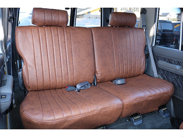 2列目にもシートカバーを取り付けていますので、ジュースやお菓子をこぼしても、簡単に拭き取りができ、メンテナンスも楽々♪