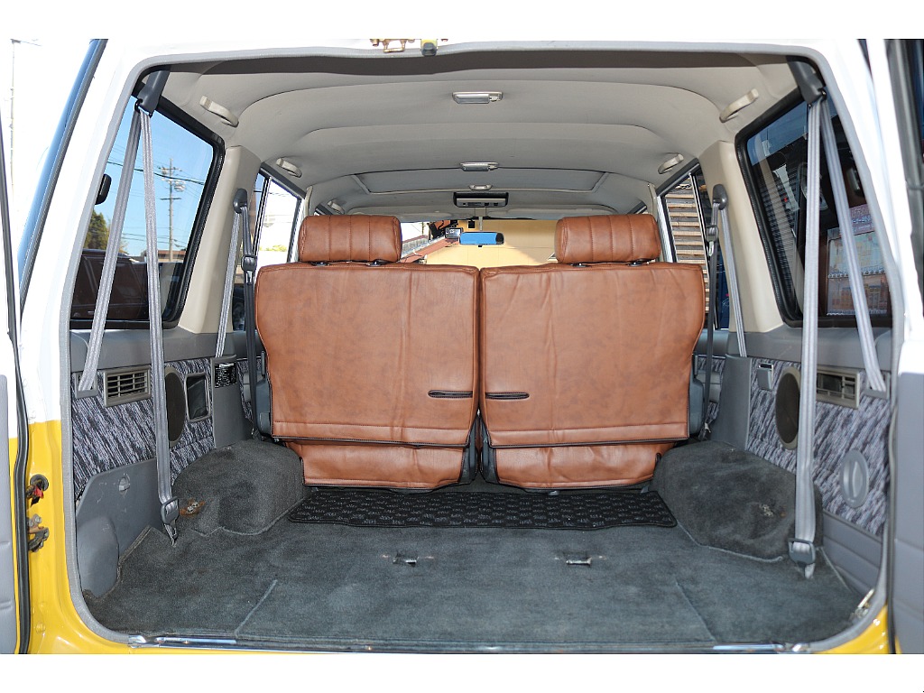 ラゲッジルームには、テントやゴルフバック、BBQ用のコンロなど、いっぱい詰める広さになっております！この空間に自分オリジナルの荷物の積み方で荷物を積むのも楽しいですよ♪