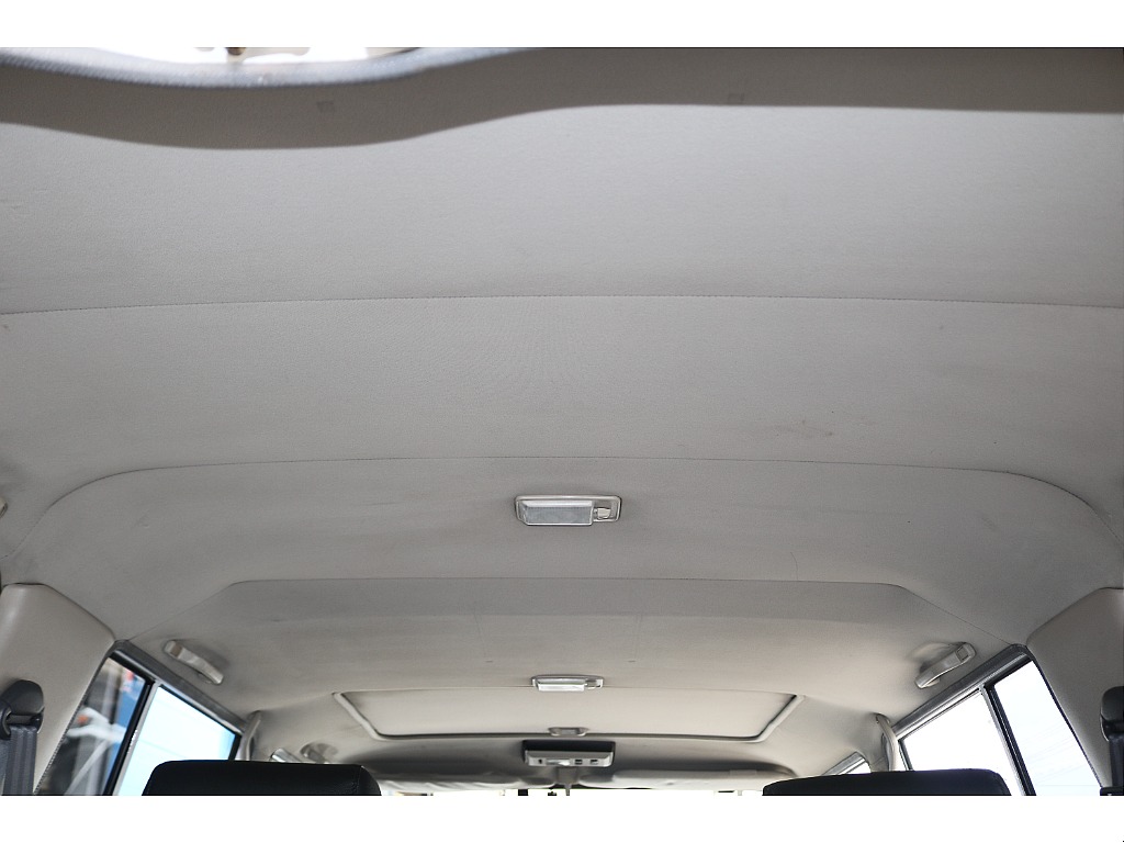 天張りになります！中古車ではたまにヤニ汚れで真っ黒なお車などもありますので中古車選びでは重要なチェックポイントです！