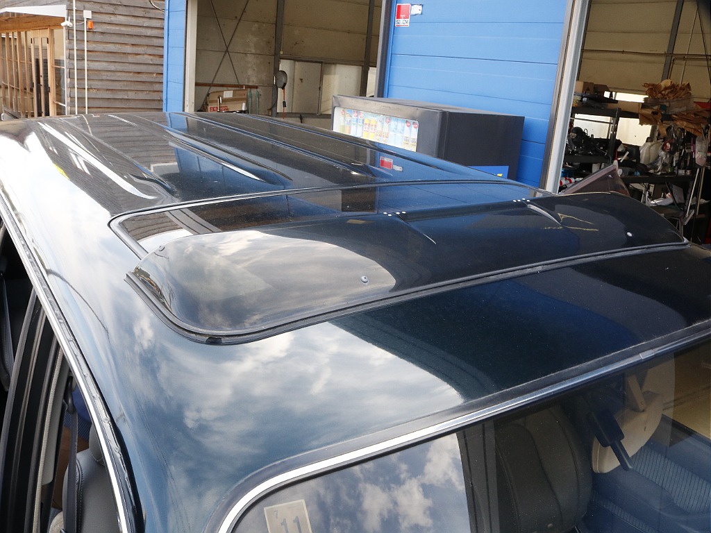 サンルーフからの太陽光により車内が明るくなることで解放感を感じることが出来ます！ルーフラックなどのカスタムも可能になりますのでお気軽にご相談ください！