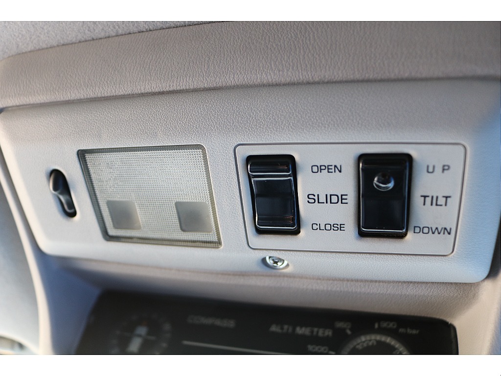 サンルーフ操作部！太陽光により車内が明るくなることで解放感を感じることが出来ます！