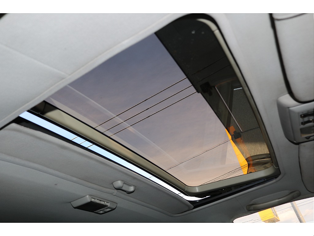 サンルーフからの太陽光により車内が明るくなることで解放感を感じることが出来ます！