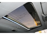 サンルーフからの太陽光により車内が明るくなることで解放感を感じることが出来ます！