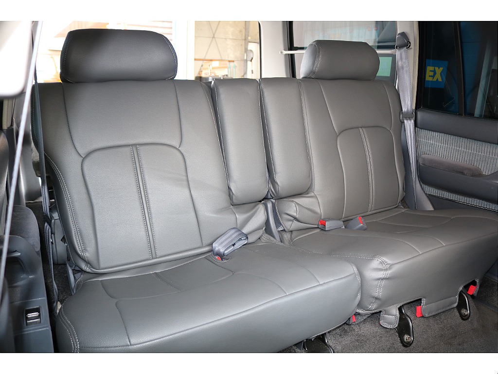 セカンドシートにもシートカバーを取り付けていますので、小さいお子様がジュースやお菓子をこぼしても、拭き取りが楽になります★ファミリーかーとしてもおススメの車両です。