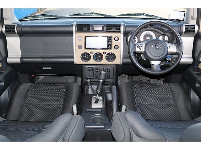 カラーパッケージは本革巻きステアリングは標準装備です♪内張やナビ廻りには、ボディ色と同様のカラーで制作されています！！