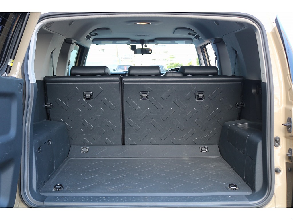 フロア＆デッキともに防水カーペットになっており、表面に凹凸加工を施したラバー調素材が採用され、水濡れに強いフロアとなっております！アウトドアシーンでは大活躍ですね！