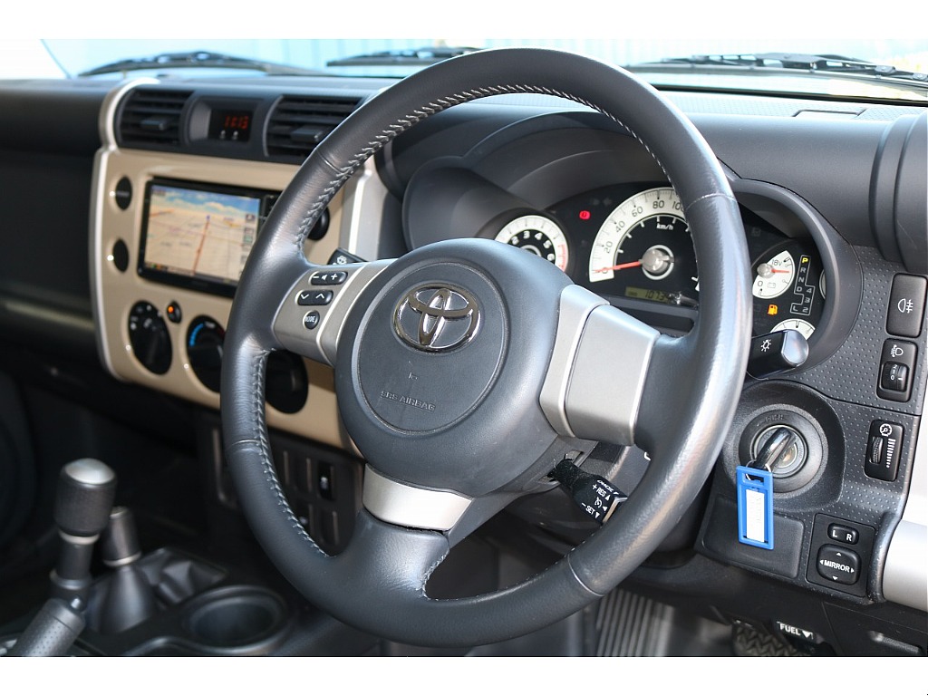 ステアリングは本革巻きのFJクルーザー純正になります！ステアリングスイッチ付きで運転中の操作も安心ですね！