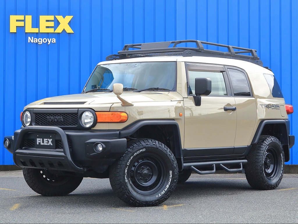 平成25年式　FJクルーザー！カラーパッケージ！ベージュカラー☆10.7万キロ　ルーフキャリア　アンダーガード　FJ純正ホイール×FUELオフロード　2インチリフトアップ車両のご紹介です！！