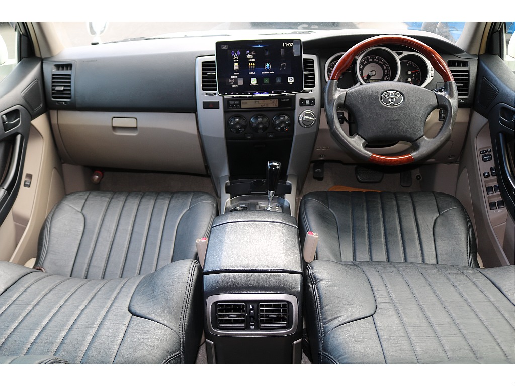 クラシックなレザーシートカバーをインストール済！見た目のカッコよさはもちろん！！お手入れがしやすいのもおすすめポイントです♪