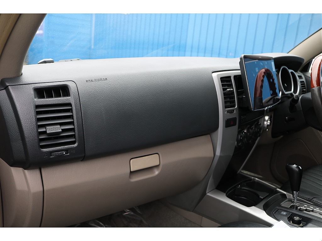 215サーフの弱点でもあるダッシュボードは、今回新品を取付！触れる箇所や視界に入る部分が新しいのは気持ちがいいですね！