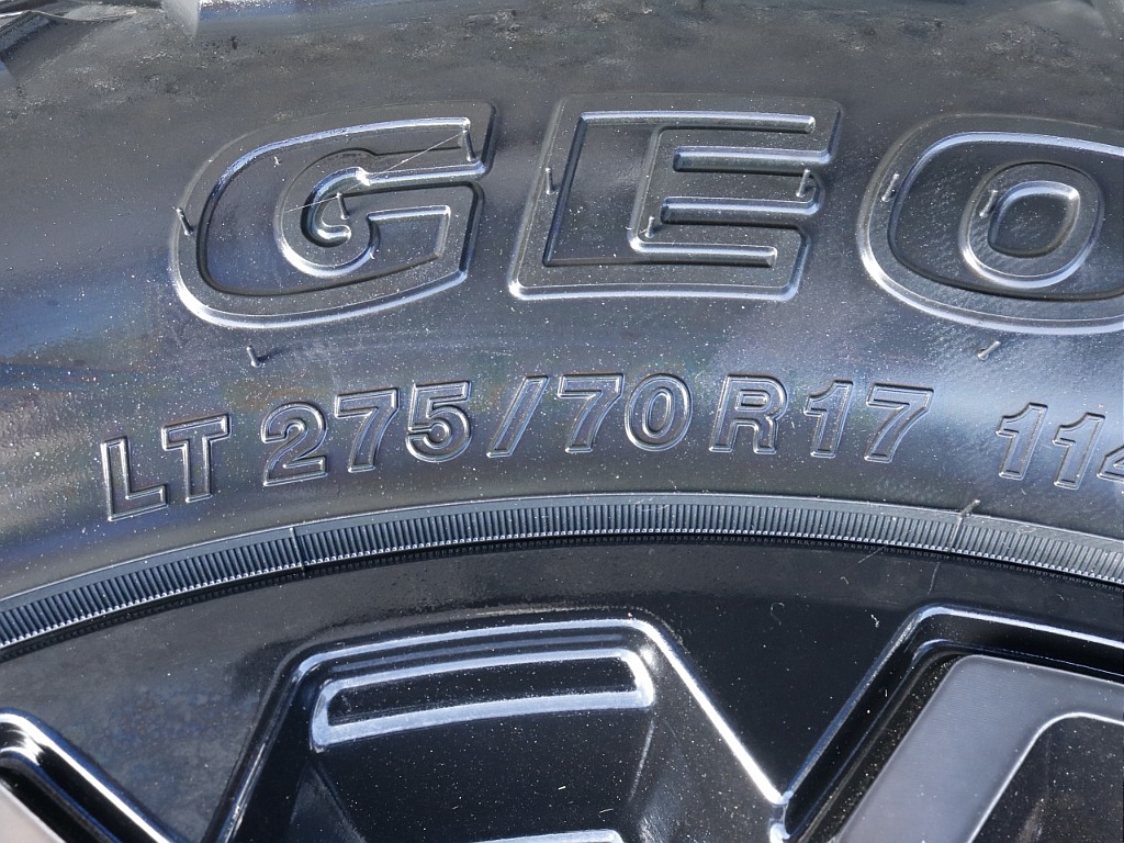 タイヤサイズは275/70R17になります◎