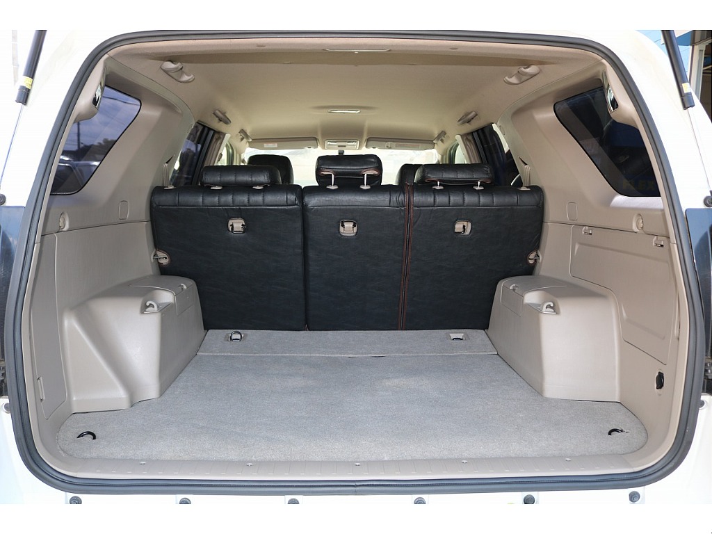 ラゲッジルームになります！しっかりとスペースがございますので、ゴルフバックやキャンプ用品など楽々積むことができますよ！