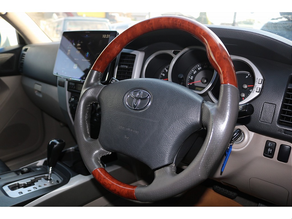 ステアリングはウッド調ステアリングとなります。変更のご相談もお気軽にお申し付けください♪