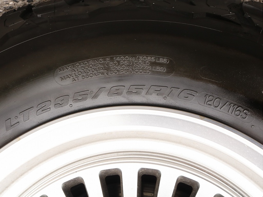 タイヤサイズは235/85R16になります！