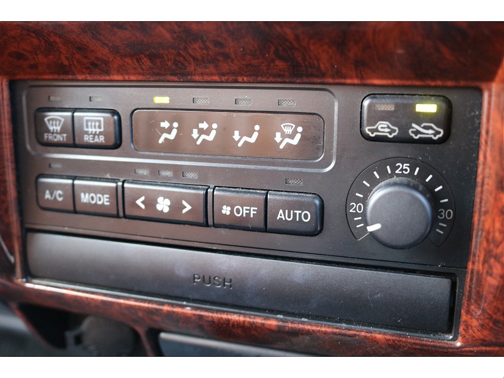 エアコンはオート設定もあるので快適な車内空間に♪