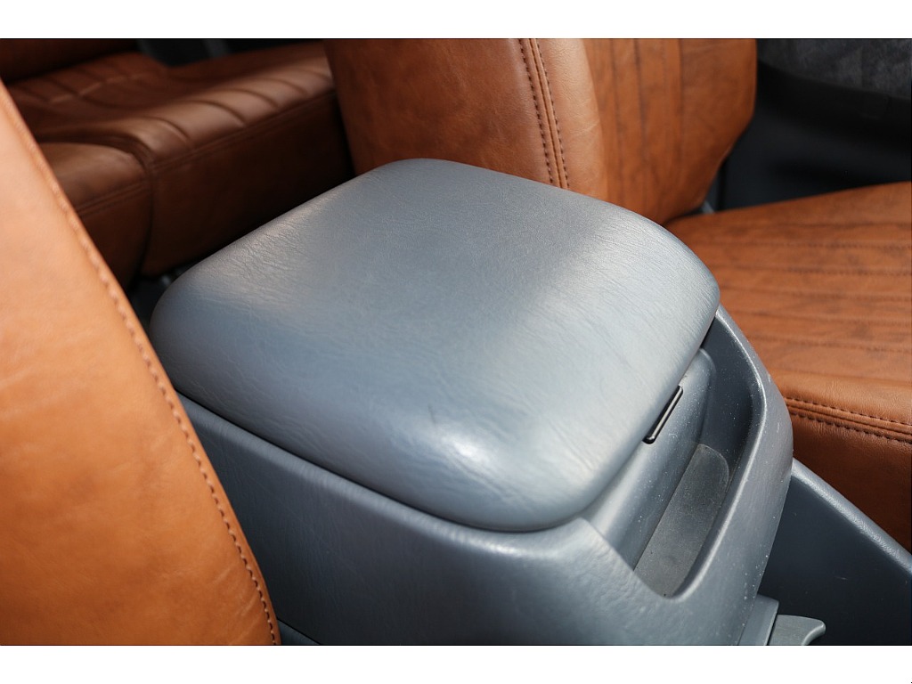 小物など収納出来る便利なセンターコンソールボックス！