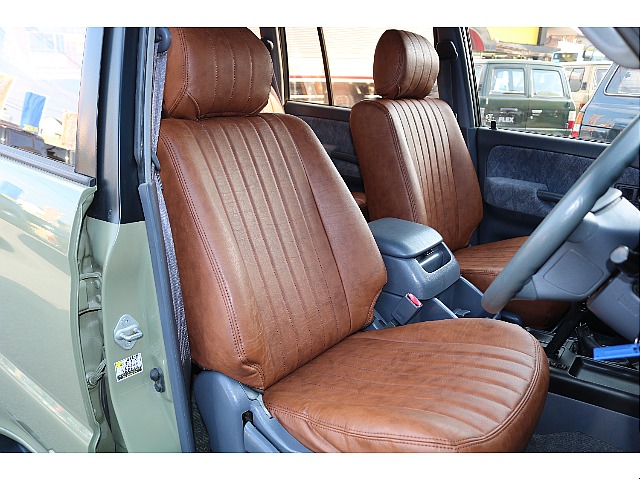 運転席はお車の中でも滞在時間が長くなる場所です。オーナー様のこだわりが詰まった特等席のサポートをさせて頂ければと思います。