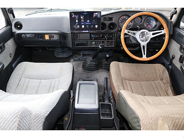運転席はオーナー様だけの特別な空間！純正シート＆ステアリングの雰囲気ももちろん素晴らしいですが、お好みの仕様にカスタムしていくのも楽しいですよね！