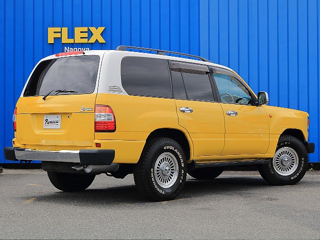 リアゲートは上下開きです。リアゲートに腰かけてお車ピクニックもいいですね♪