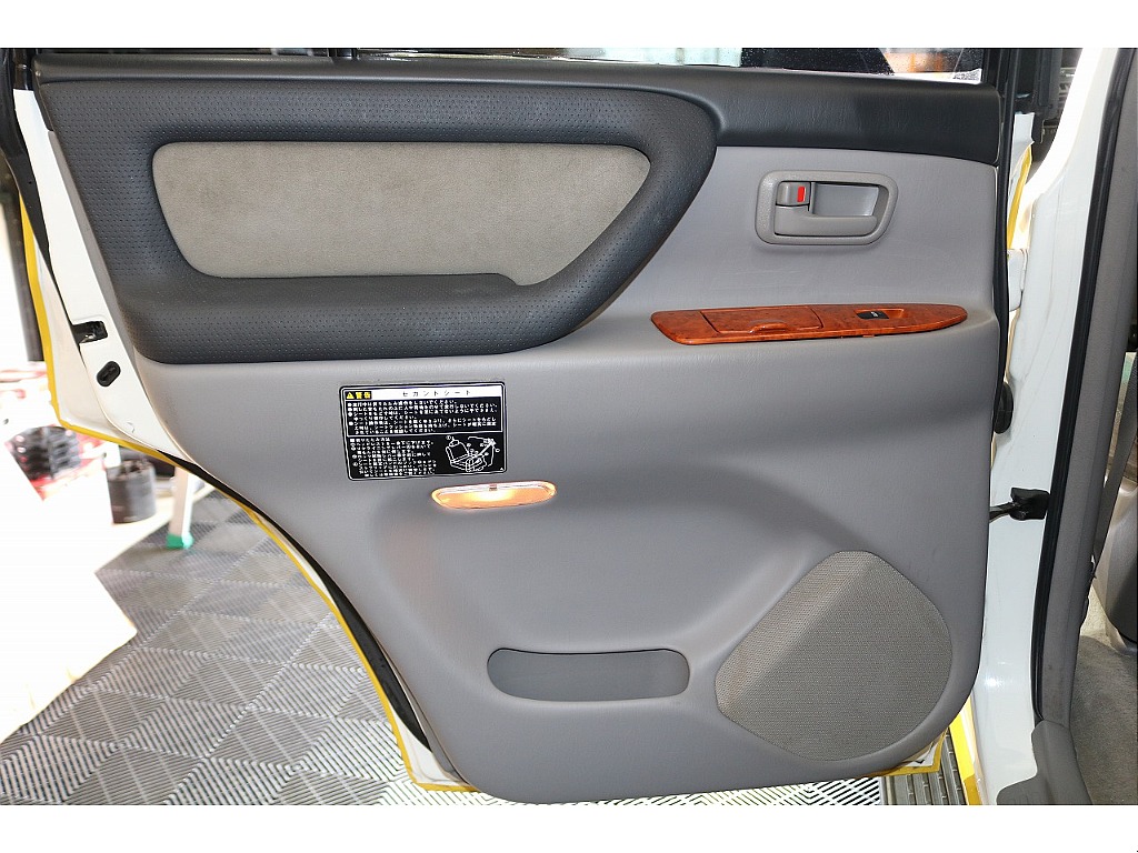 助手席側のセカンドシートの内張り