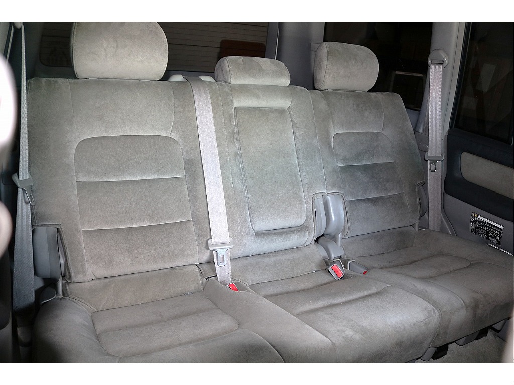 セカンドシートにもシートカバー取り付け可能です。 運転席と同じシートカバーを取り付けるのもおススメです♪