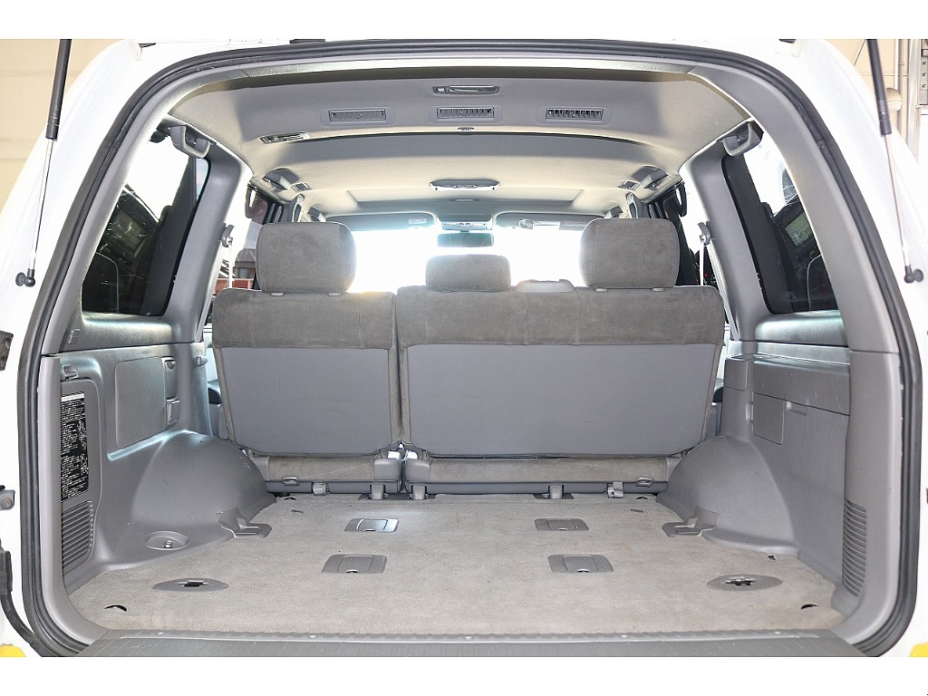 ラゲッジルームには、テントやゴルフバック、BBQ用のコンロなどなど、楽しみな気持ちと、夢がいっぱい詰める広さになっております！