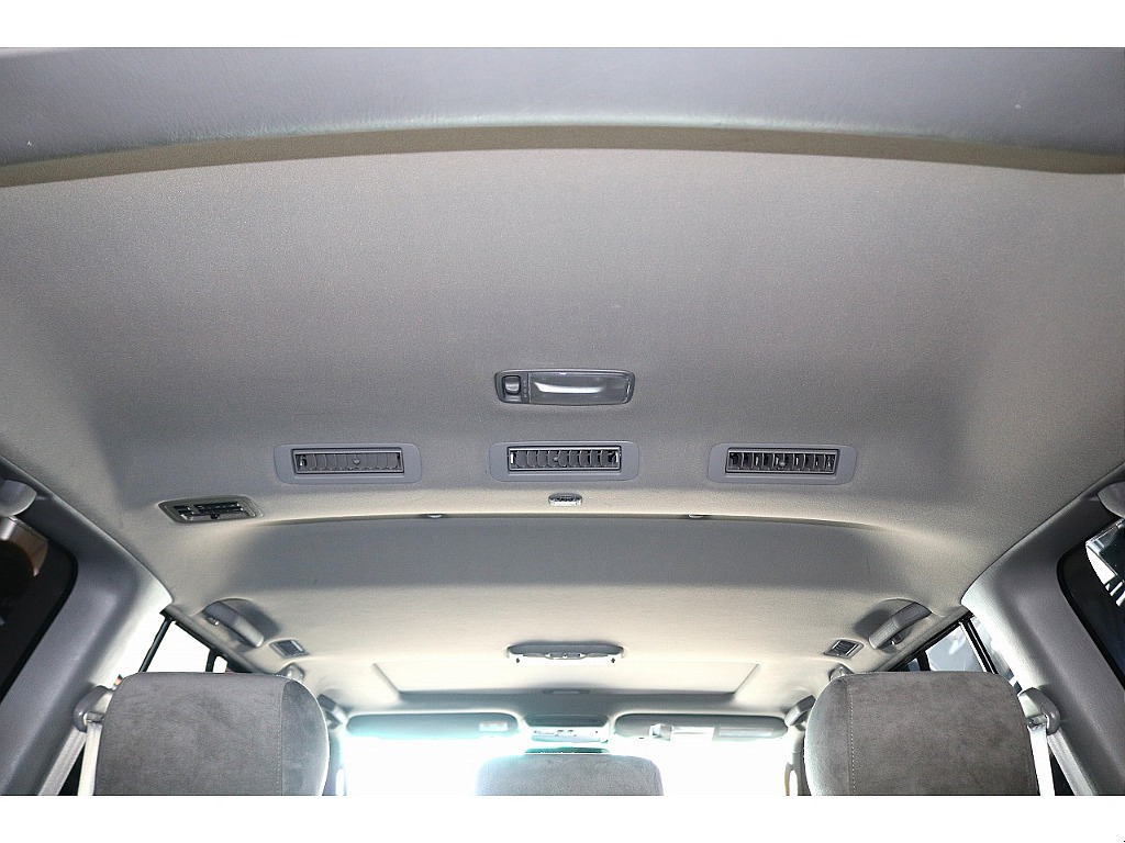 天張りになります！中古車ではたまにヤニ汚れで真っ黒なお車などもありますので中古車選びでは重要なチェックポイントです！