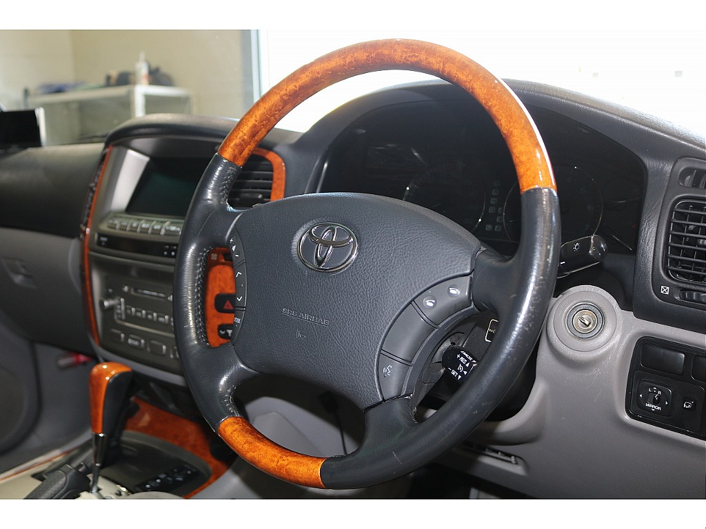 フレックスは純正となります。ナルディへの変更も可能です♪