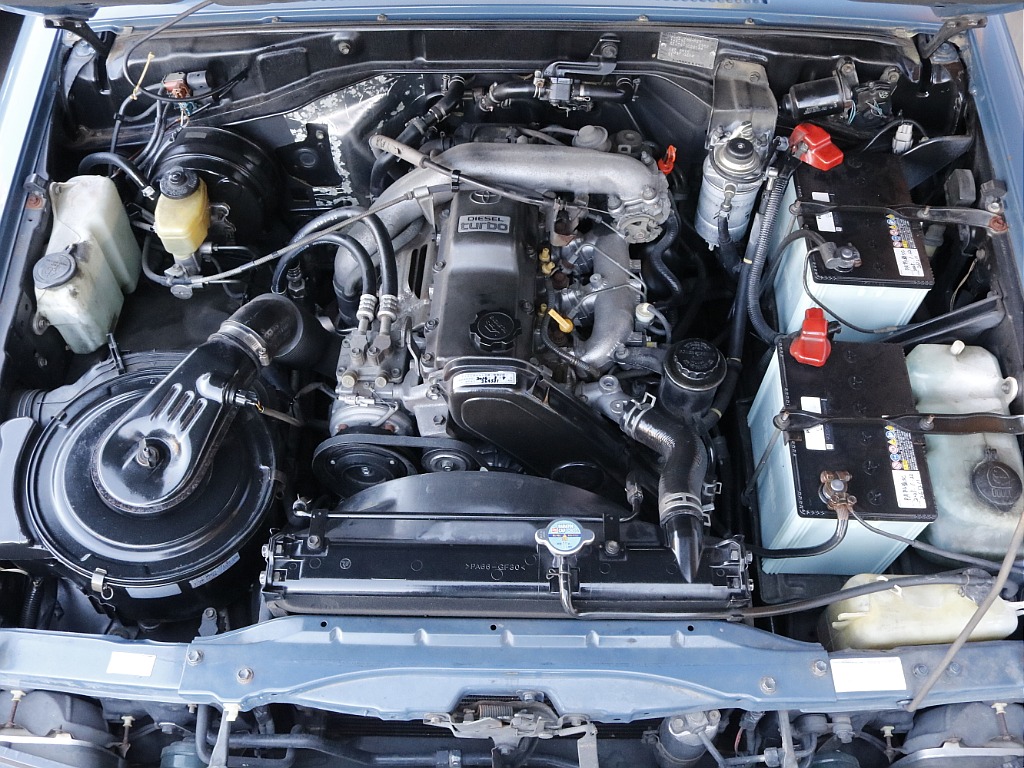 エンジンルームはご覧の通りです。